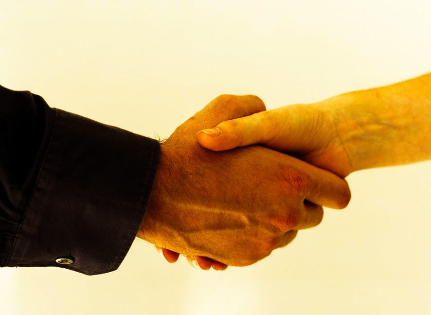 apretón de manos